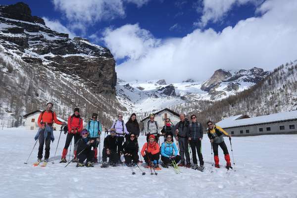 Gruppo di ciaspolatori ai Piani di Verra