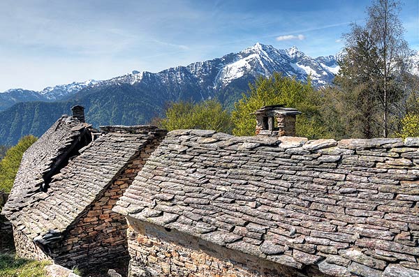 Trekking Milano Lifeintrek Monte Mater tipiche case Vigezzine