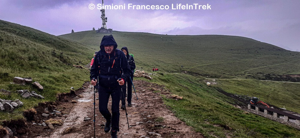 Salendo al Monte San Primo in un giorno di pioggia