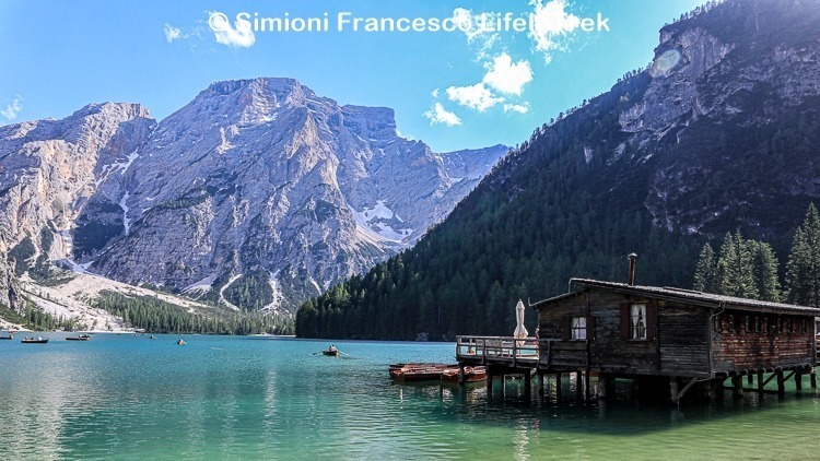 trekking Val Pusteria Lago di Braies baita sul lago