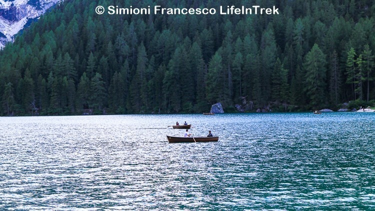 trekking Val Pusteria Lago di Braies gita in barca