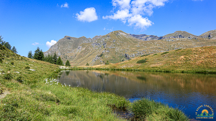 Trekking Milano Ayas Lago Literan prateria alpina nuvole e montagne