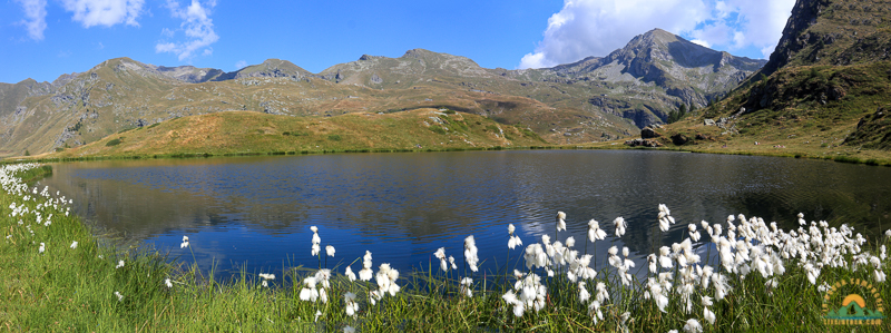 Trekking Milano Ayas Lago Literan prateria alpina nuvole e montagne e aeofori