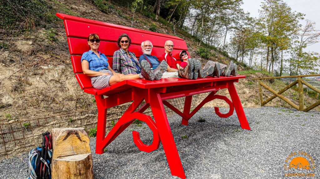 Trek Barolo Monforte Alba Trekking Lifeintrek Vigne Vigneti Escursionismo Big Bench