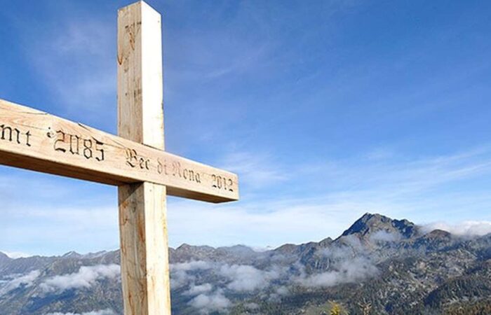 Trekking Vetta tra Piemote aosta Cima 3000 Val Aosta Zainoinspalla Lifeintrek Becca di Nona Trek Hike 3000 Montagna Croce di vetta in legno