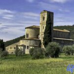 Trekking in Toscana, da Sant'Antimo a Montepulciano passando da Bagno Vignoni e Pienza per una Val d'Orcia Inedita tra pievi e cipressi.