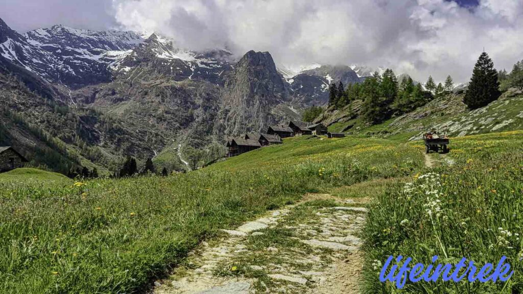 Val d' Otro camminando verso Pianmisura Meteo del Week End