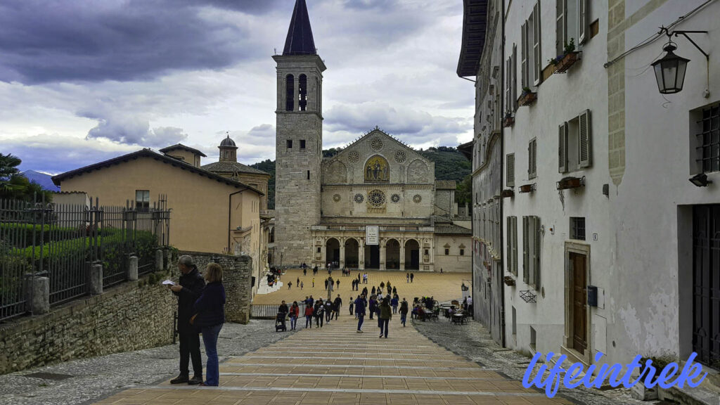 Scalinata duomo di Spoleto Trekking Umbria Lifeintrek Trekking Via Lauretana