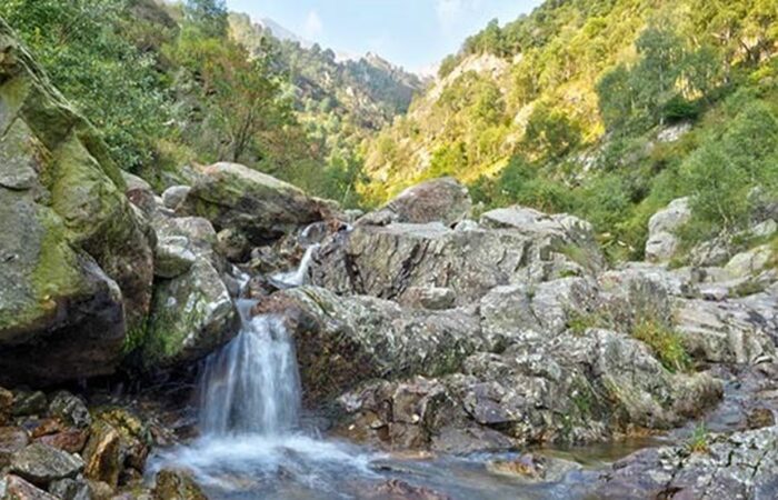 Il sentiero e sentieri per il lago della Vecchia e come raggiungere il Rifugio Della Vecchia partendo da Piedicavallo, con il Gruppo escursionistico e trekking della provincia di Milano e Lombardia Italia e Piemonte sui sentieri nell provincia di Biella. Gruppo escursionistico Milano e Lombardia