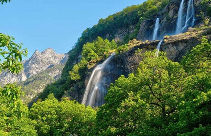 Sentiero dentro Cascata Acquafraggia Cosa fare in Valchiavenna