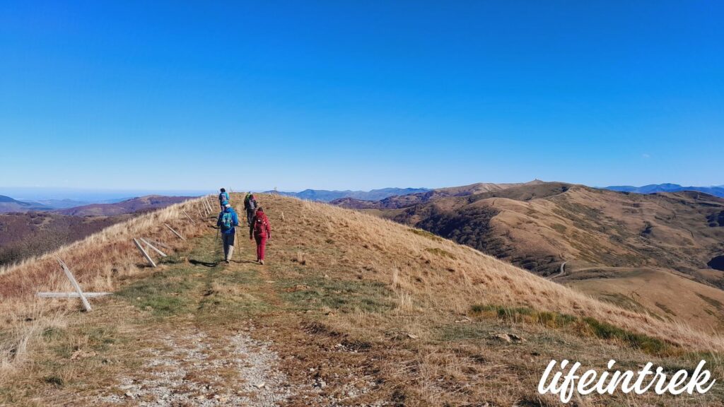 Dorsale trekking Monte Ebro Sentiero per rifugio Ezio Orsi Monte Ebro da Caldirola in appenino