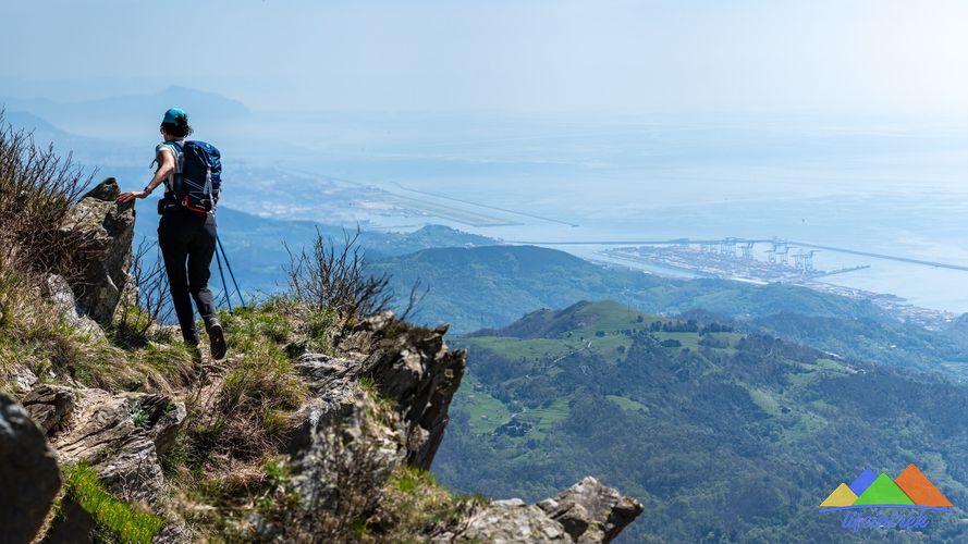 Sentiero Discesa dal Monte Con Vista Su Genova