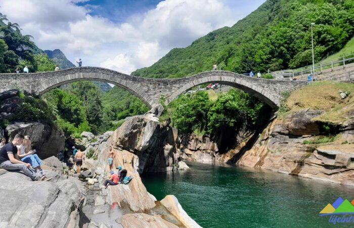 Ponte Dei Salti Rio Val Verzasca Lavertezzo gruppo trekking Svizzera Pavia