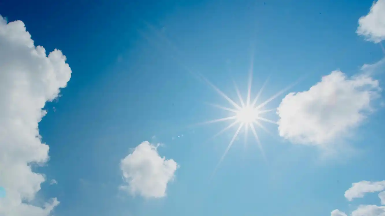 Protezione Solare: proteggersi dal sole nei Trekking ed Escursioni, la protezione solare durante le nostre escursioni è indispensabile. Sun Protection: An Indispensable Ally for Trekking and Hiking Protecting from the sun during trekking or hiking, the damage caused by the sun can be serious and long-lasting