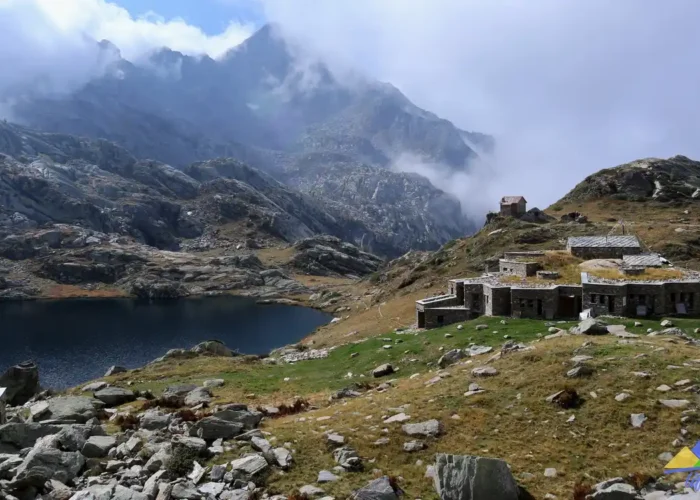 Rifugio Della Barma Pian Courmail, l'escursione passa dal Lago Del Vargno dalla Valle di Gressoney, un'itinerario estendibile fino al colle.