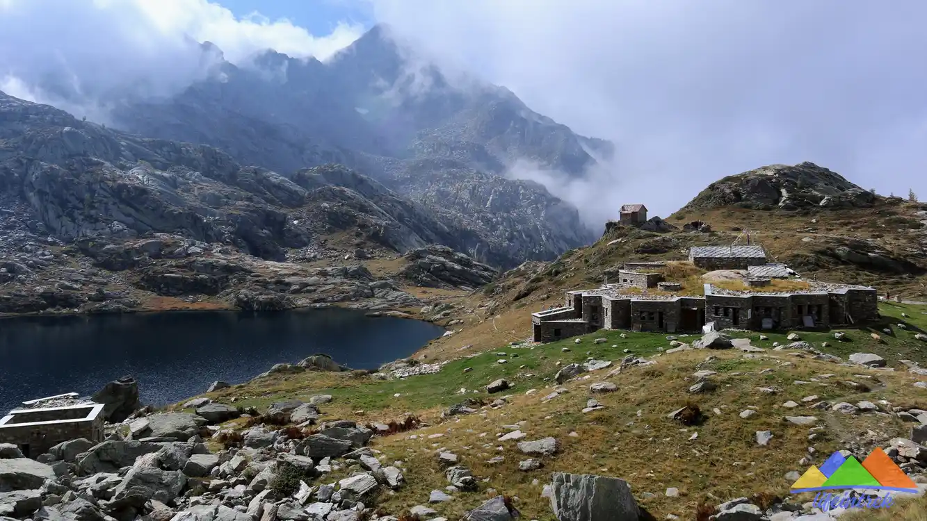 Rifugio Della Barma Pian Courmail, l'escursione passa dal Lago Del Vargno dalla Valle di Gressoney, un'itinerario estendibile fino al colle.