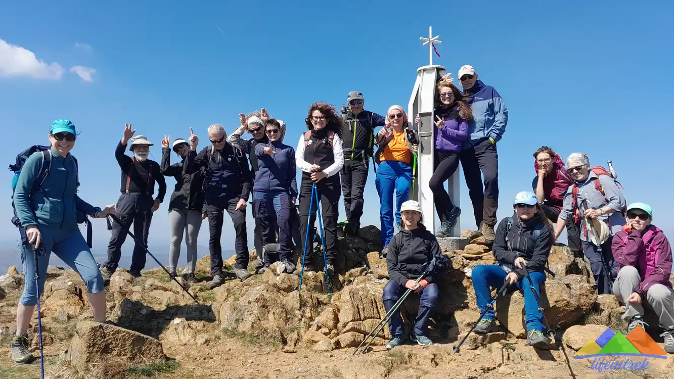 Monte Delle Figne e Monte Taccone Dal Passo Della Bocchetta, panoramico trekking sul sentiero di crinale dell' Alta Via Dei Monti Liguri.